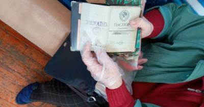 В Кривом Роге пенсионерка пришла на выборы с советским паспортом (ФОТО)