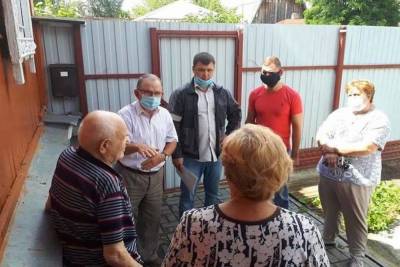 Депутаты помогли ветерану из Моршанска сделать в доме водоотведение