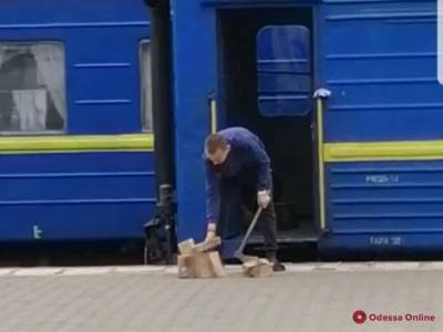 Украинский проводник коло дрова прямо на перроне, чтобы отопить вагон