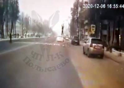 «Отлетел от перехода на 10 метров»: в Кузбассе момент ДТП с пешеходом попал на видео