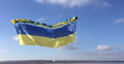 В День ВСУ над оккупированной Горловкой запустили флаг Украины: видео