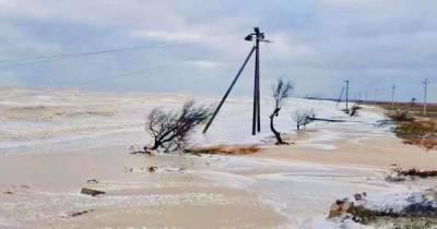 Шторм на Азовском побережье: волны отрезали путь к президентской резиденции в заповеднике "Бирючий остров"