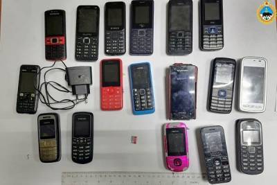 Злоумышленнику не удалось закинуть 17 телефонов в ухтинскую колонию