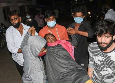 Неизвестная болезнь в Индии: массово госпитализировали более 300 человек