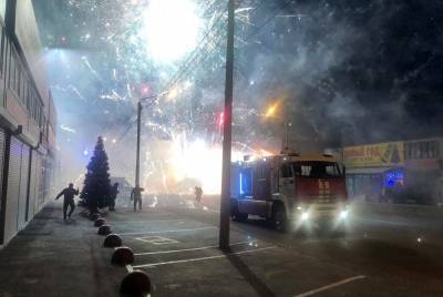Пожар на рынке с пиротехникой в Ростове-на-Дону потушен