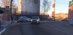 Под колеса Mercedes-Benz в Ливнах попали женщина и ребенок