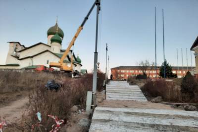 Лестницу к пешеходному мосту через Пскову ремонтируют