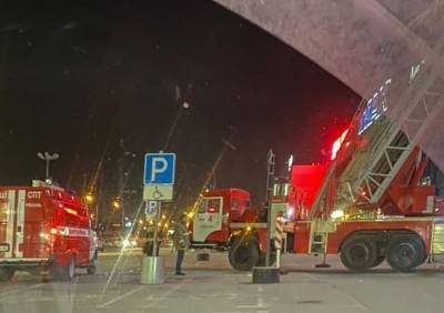 В МЧС объяснили скопление пожарных машин у «Премьера»