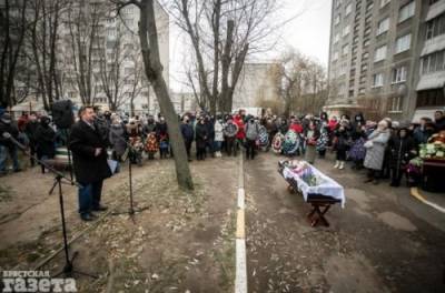 В Беларуси на похоронах активиста задержали ведущего траурной церемонии