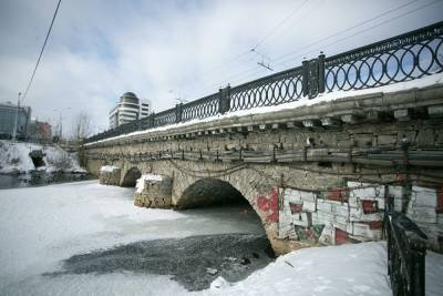 В Екатеринбурге планируют расширить старинный мост на улице Малышева