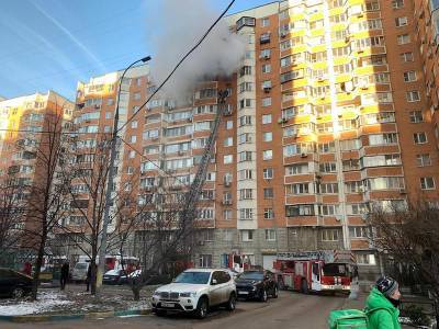 На юго-востоке Москвы горит жилой дом
