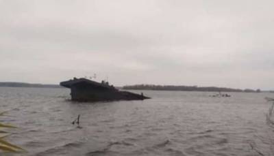 В Днепре возле Запорожья затонула баржа