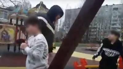 Полиция расследует конфликт мужчины с подростком на детской площадке на проспекте Просвещения
