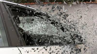 Неизвестный разбил стекло и прострелил мужчине ногу из-за громкой музыки в салоне авто в Петербурге
