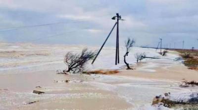 Шторм на Азовском побережье затопил дорогу к президентской резиденции и заповеднику