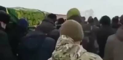 В Чечне с почестями похоронили юношу, который обезглавил учителя истории во Франции