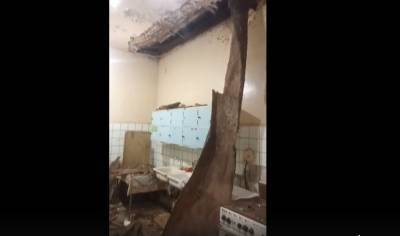 Коммунальные службы устраняют последствия частичного обрушения потолка в бывшем общежитии в Глазове
