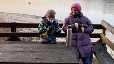В фиолетовой куртке и шапке: Маша Ефросинина показала, как провела время на озере – фото