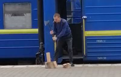 "Вот он 21 век в Украине": проводник "Укрзализныци" вынужден рубить дрова для обогрева вагона, видео