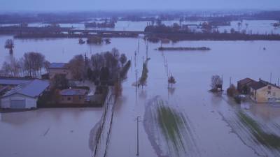 Наводнение на севере Италии сняли с высоты птичьего полета.