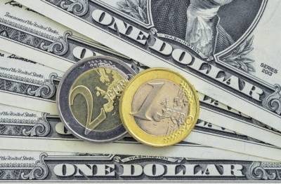 Курс валют сегодня: доллар и евро снижаются после подорожания на открытии торгов