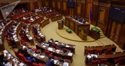 Переходная власть, экстренная программа: оппозиция Армении проводит слушания в парламенте