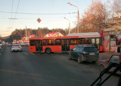 В Нижнем Новгороде покатившийся автобус задавил женщину-водителя
