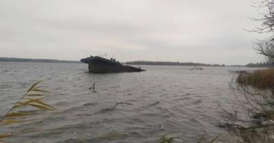 У Запорожья затонула баржа с щебнем (ФОТО)