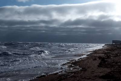 На Азовском море разыгрался сильный шторм: вода залила пляжи и отрезала единственный путь к Бирючему острову (видео)