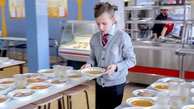Еще более 2 тыс. школ получат субсидии на горячее питание младшеклассников