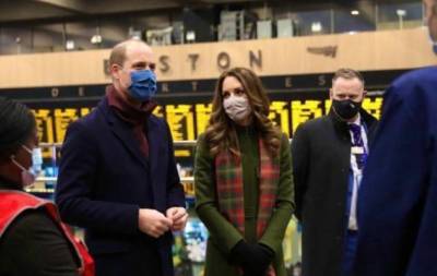 Оливковое пальто и клетчатый шарф: Кейт Миддлтон и принц Уильям отправились в рождественский тур (ФОТО)