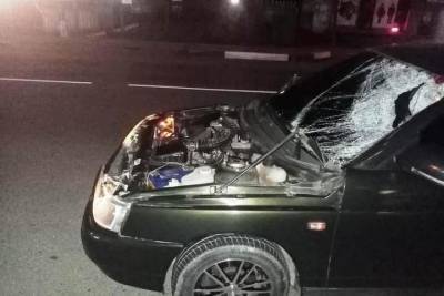 В Славянске-на-Кубани мужчина попал под колеса машины, когда шел вдоль дороги