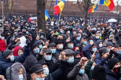 В Молдове победившая на выборах Санду вывела людей на протест