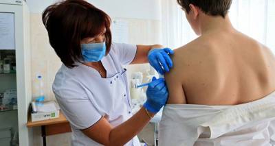 Экс-глава Минздрава: вакцинацию надо сделать обязательной, чтобы снять маски