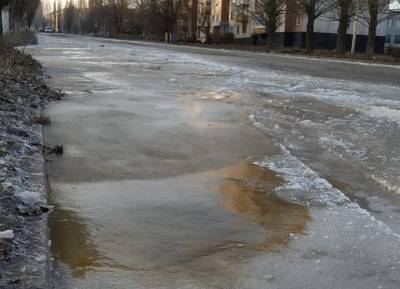 "Наконец-то в Лисичанске открыли хоть что-то!": По всему городу появились импровизированные катки "с душком"