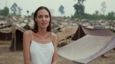 Бесстыжая Анджелина Джоли засветила лишнее на глазах у брата и отца: «А лифчик слабо было надеть?»