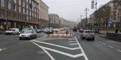 На переходе возле ЦУМа. На Крещатике в Киеве обновили разметку и установили островок безопасности
