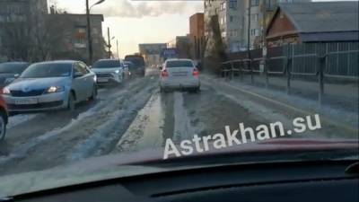 В Астрахани из-за коммунальных аварий образовываются огромные наледи на дорогах