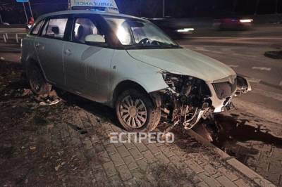 В Киеве водитель такси умер за рулем, и машина вылетела на тротуар