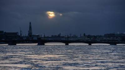 В Петербурге разведут мосты для прохода баржебуксира