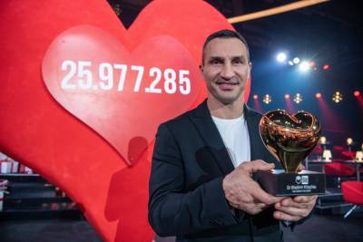 Владимир Кличко первым в Украине получил "Золотое сердце" за благотворительную деятельность