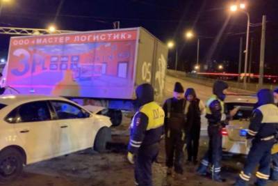 В Санкт-Петербурге водитель легковушки, уходя от погони, попал в ДТП