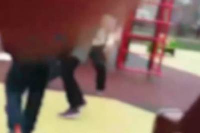 Россиянин помог сыну избить ребенка на детской площадке и попал на видео