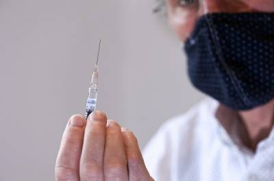 Pfizer сокращает производство вакцины от коронавируса в два раза