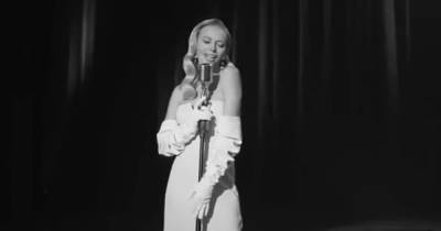 Певица Юлия Думанская напомнила о себе клипом, где появилась в откровенном платье