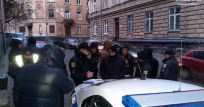 В центре Львова пассажиры избили и ограбили водителя такси: появилось фото