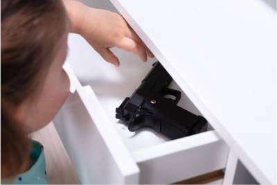 В Петербурге шестилетняя девочка выстрелила себе в глаз из папиного пистолета