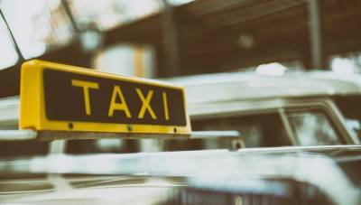 Жители Мурино жалуются на скопление таксистов