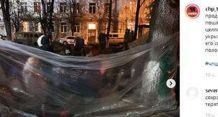 Инал Джабиев - Активисты на площади в Цхинвале растянули полиэтилен вместо палаток - kavkaz-uzel.eu - Цхинвал