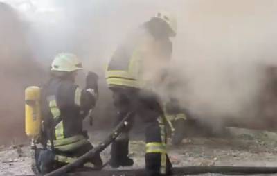 Клубы дыма и пламя из окон: спасатели выбились из сил, подробности трагедии